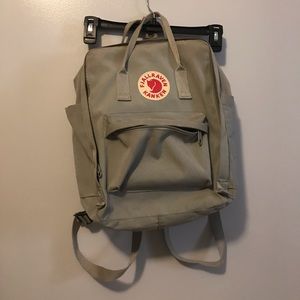 Fog grey Fjallraven Kanken
